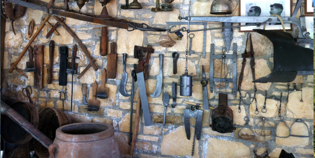 Wall decorated by traditional tools